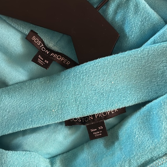 BOSTON PROPER Short Sleeve Hoodie WITH EMBELLISHMENT & Cropped sweat pants - Picture 13 of 16